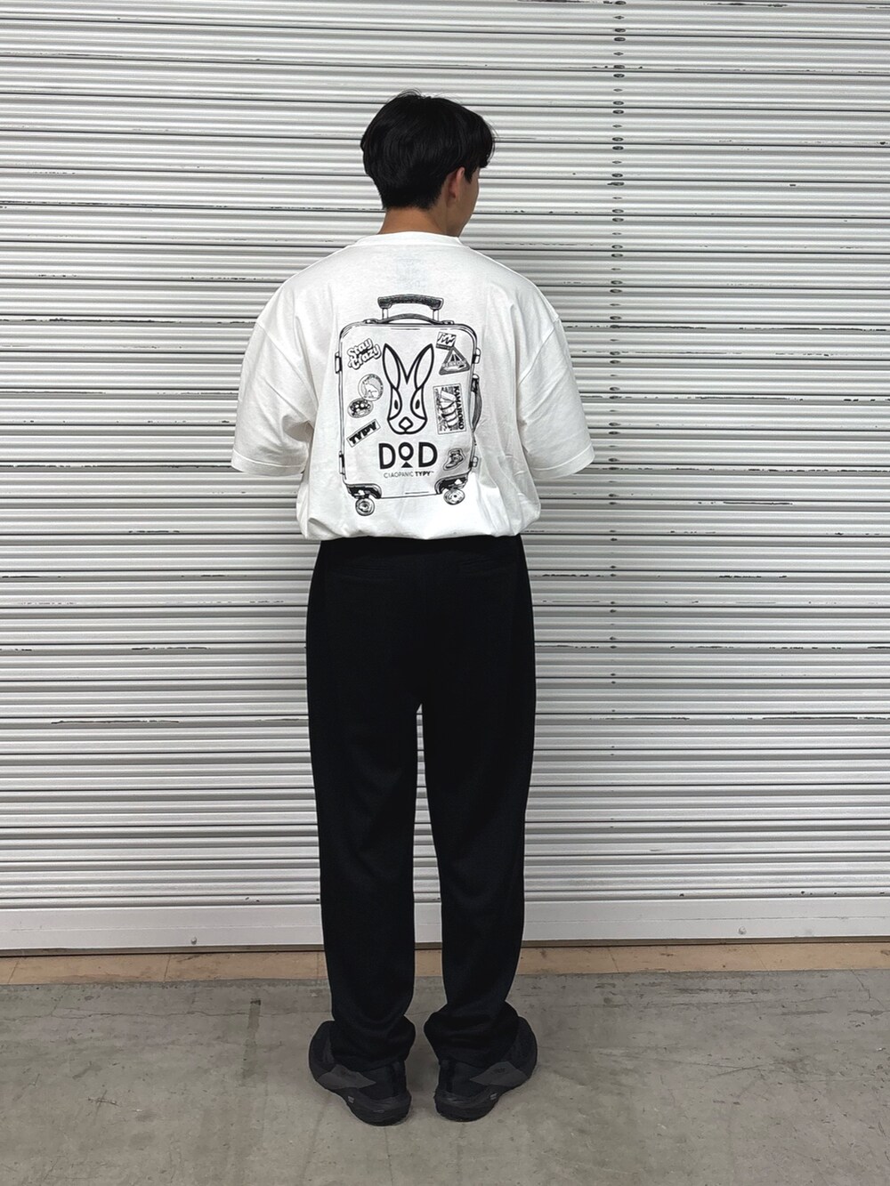 ベージュ系のシャツ/ブラウス、ブラック系のスラックス、ホワイト系のTシャツ/カットソーを着用したメンズの春コーディネートの4枚目の写真