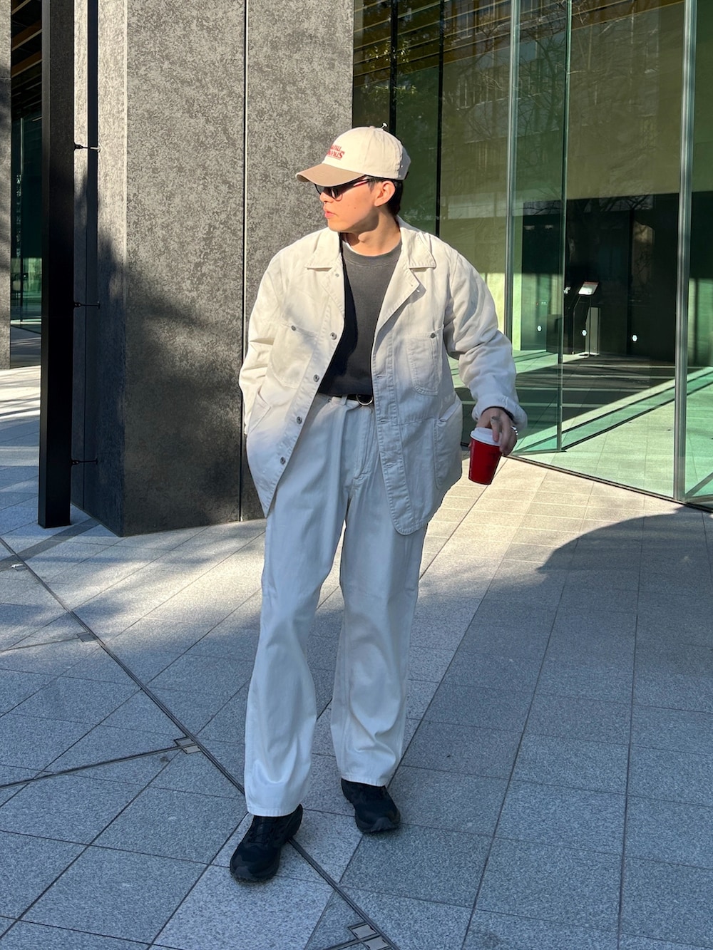 ブラック系のスニーカー、ホワイト系のデニムパンツ、グレー系のスウェットを着用したメンズの冬コーディネートの2枚目の写真