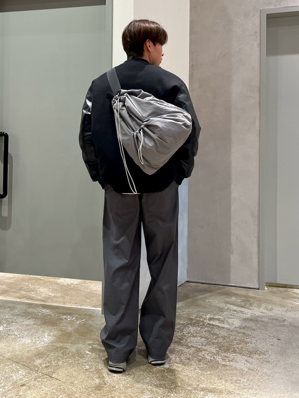 グレー系のスニーカー、グレー系のその他パンツ、グレー系のスウェットを着用したメンズの冬コーディネートの3枚目の写真