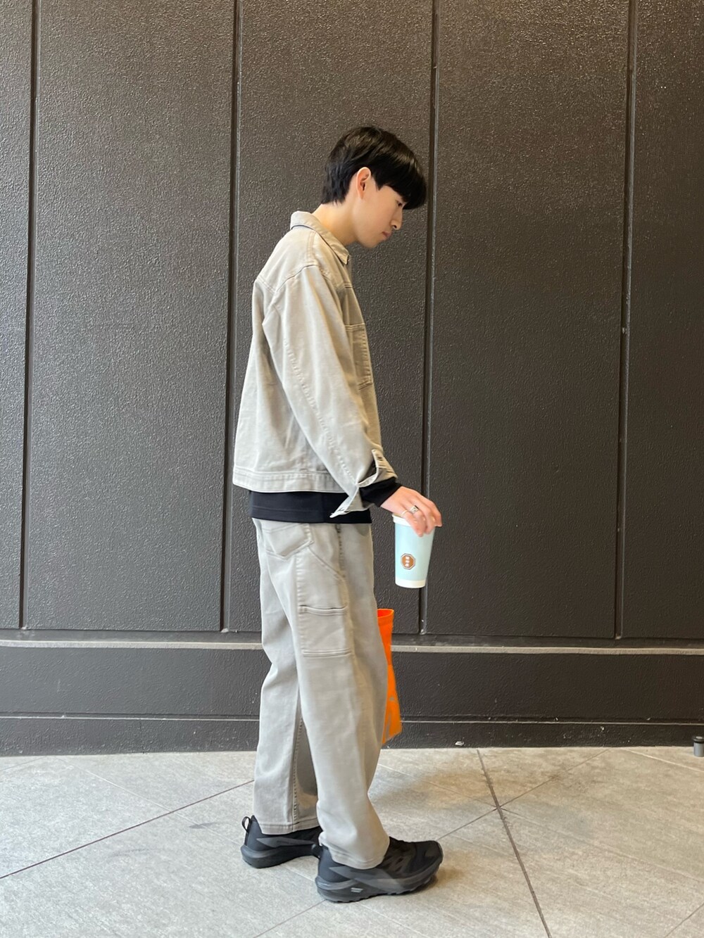 ブラック系のスニーカー、グレー系のデニムパンツ、グレー系のデニムジャケットを着用したメンズの春コーディネートの3枚目の写真