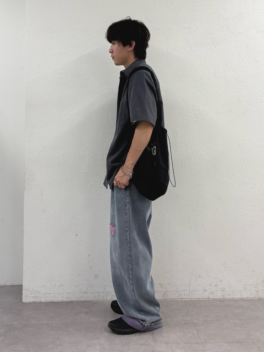 グレー系のシャツ/ブラウス、ホワイト系のTシャツ/カットソー、ブラック系のトートバッグを着用したメンズの夏コーディネートの2枚目の写真