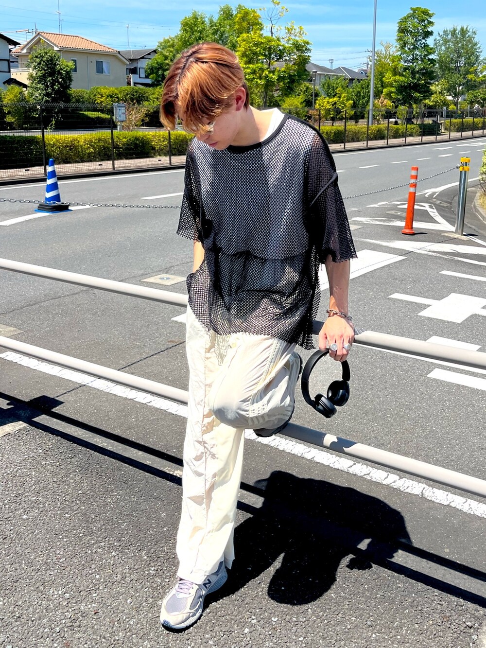グレー系のスニーカー、ホワイト系のその他パンツ、ホワイト系のTシャツ/カットソーを着用したメンズの夏コーディネートの2枚目の写真