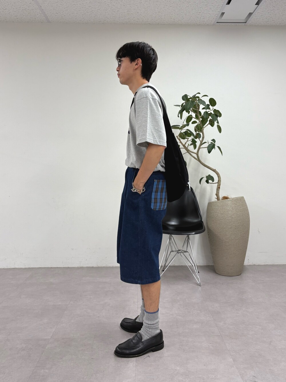 グレー系のTシャツ/カットソー、ブルー系のその他パンツ、ブラック系のショルダーバッグを着用したメンズの夏コーディネートの2枚目の写真