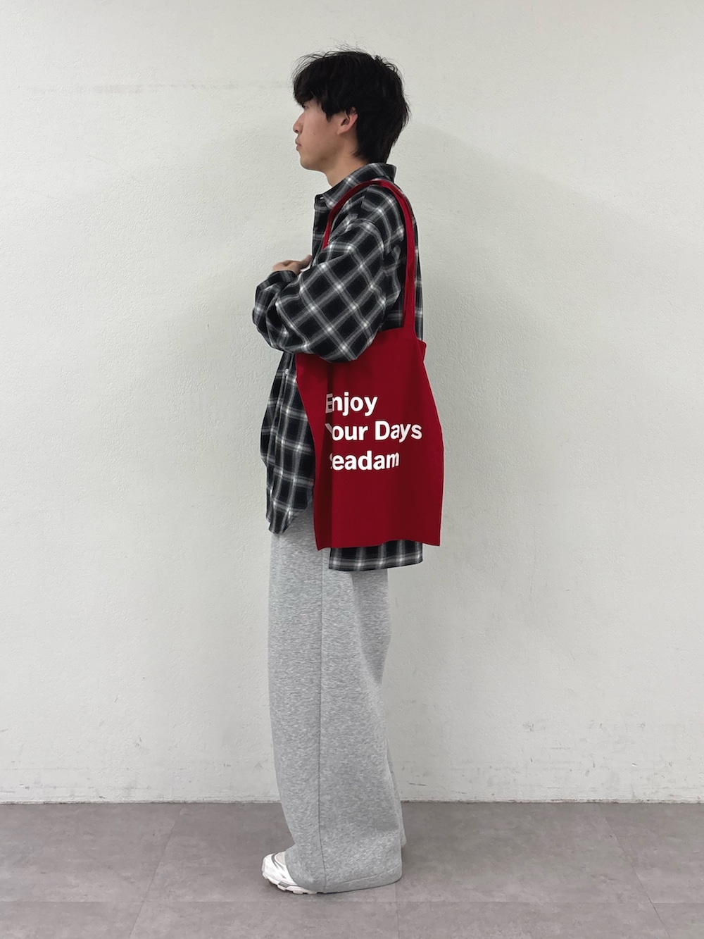 ブラック系のシャツ/ブラウス、レッド系のトートバッグ、グレー系のその他パンツを着用したメンズの春コーディネートの2枚目の写真