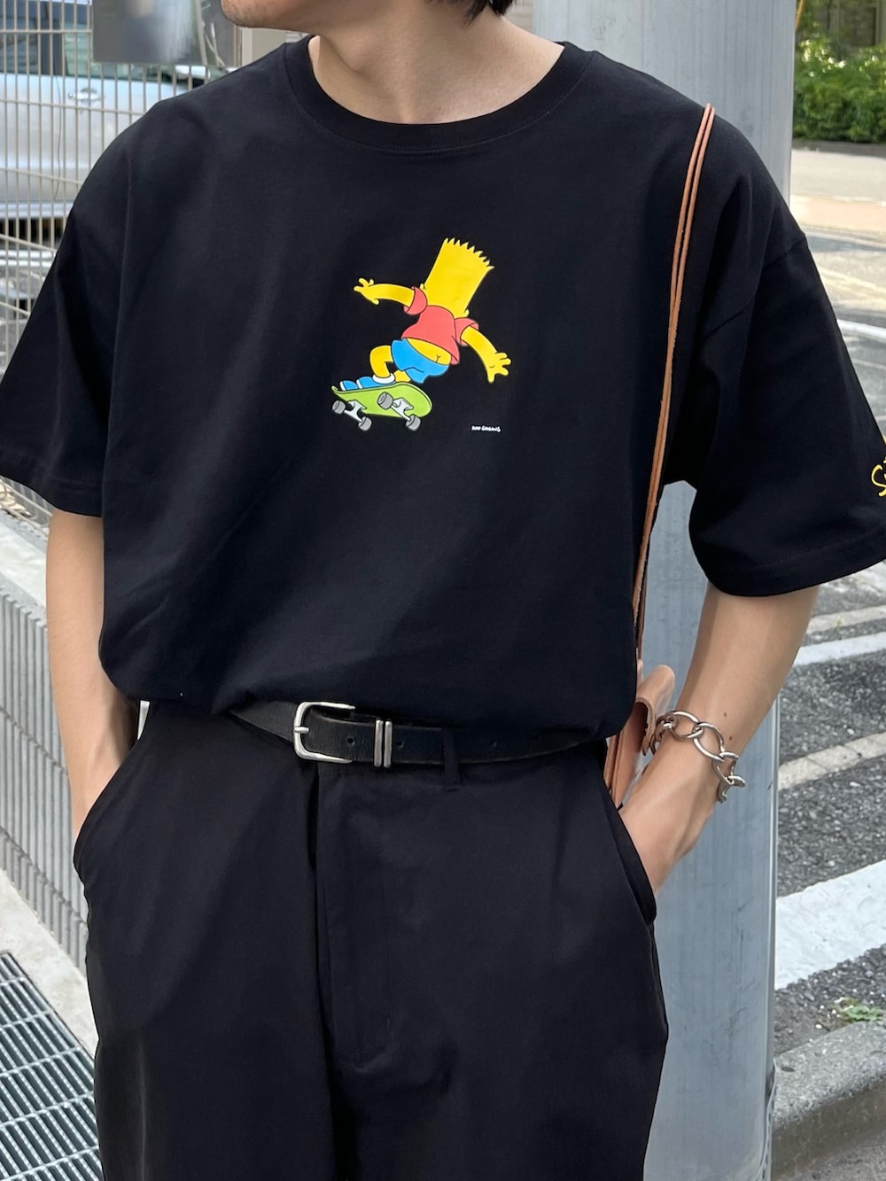 ブラック系のその他パンツ、ピンク系のスニーカー、ブラック系のTシャツ/カットソーを着用したメンズの夏コーディネートの3枚目の写真