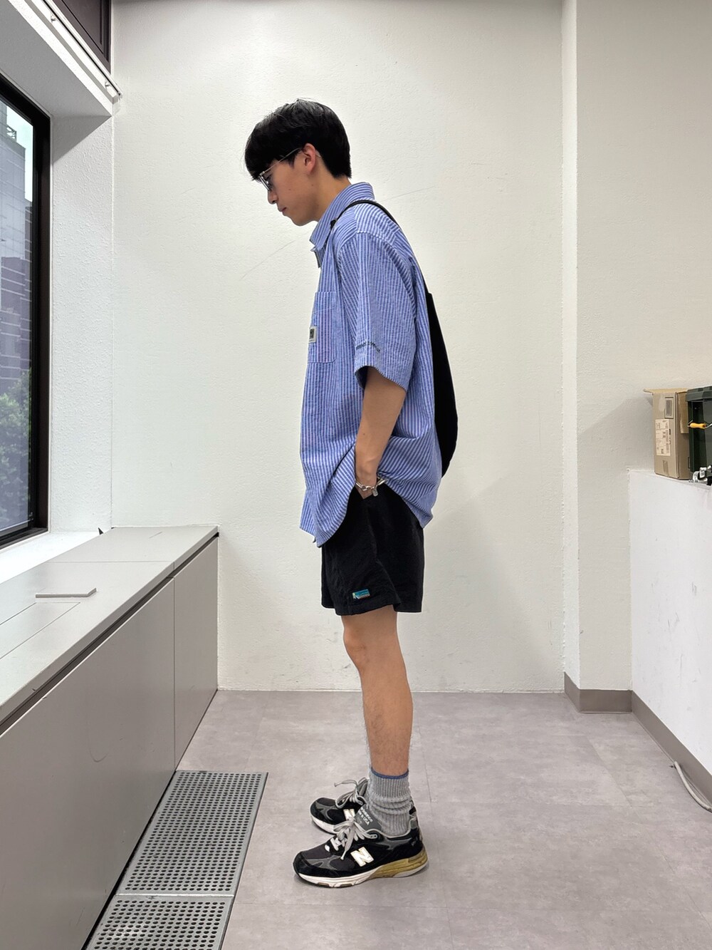 ブラック系のショルダーバッグ、ブルー系のシャツ/ブラウス、ブラック系のその他パンツを着用したメンズの夏コーディネートの2枚目の写真