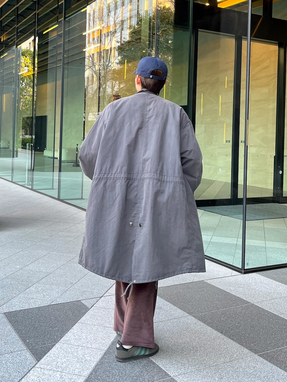 グレー系のスニーカー、ブラウン系のその他パンツ、グレー系のニット/セーターを着用したメンズの冬コーディネートの2枚目の写真