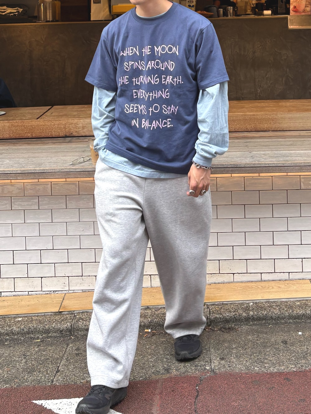 ブルー系のTシャツ/カットソー、ブルー系のTシャツ/カットソーを着用したメンズの春コーディネートの2枚目の写真
