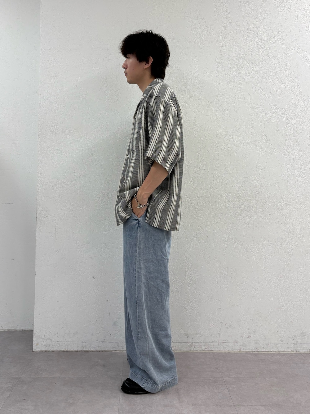 ブラック系のシャツ/ブラウス、ホワイト系のTシャツ/カットソー、ブルー系のデニムパンツを着用したメンズの夏コーディネートの2枚目の写真