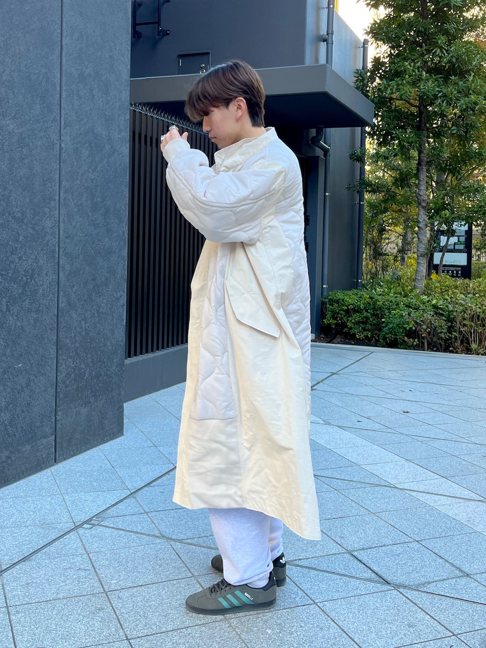 グレー系のスニーカー、グレー系のスウェットパンツ、ブラック系のその他アウターを着用したメンズの冬コーディネートの2枚目の写真