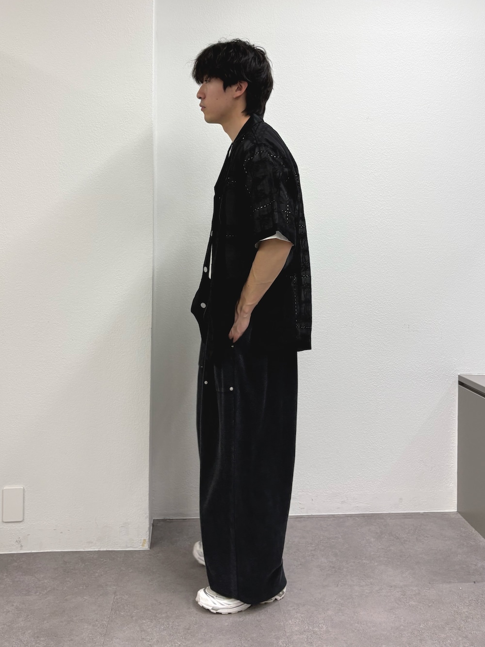 ブラック系のシャツ/ブラウス、ホワイト系のTシャツ/カットソー、ブラック系のスウェットパンツを着用したメンズの春コーディネートの2枚目の写真