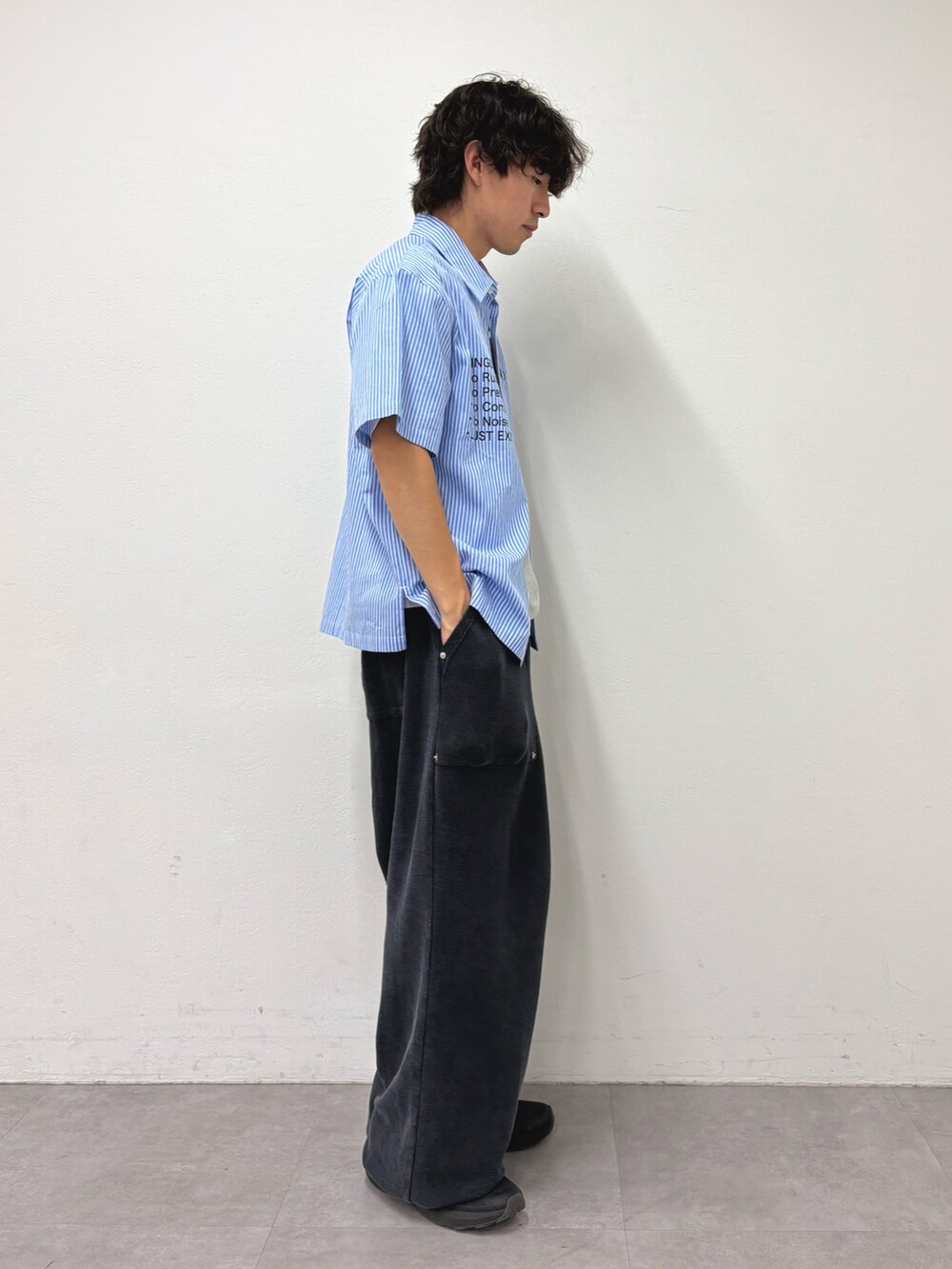 ブルー系のシャツ/ブラウス、グレー系のTシャツ/カットソー、ブラック系のスウェットパンツを着用したメンズの夏コーディネートの2枚目の写真