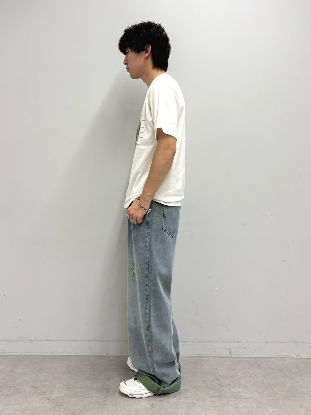 ホワイト系のTシャツ/カットソー、イエロー系のデニムパンツを着用したメンズの夏コーディネートの2枚目の写真
