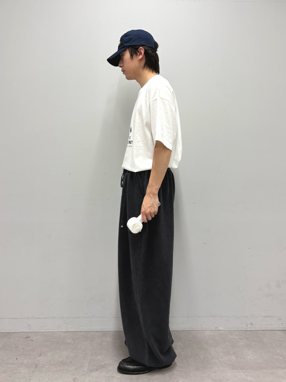 ブラック系のスウェットパンツ、ホワイト系のTシャツ/カットソー、ブルー系のキャップを着用したメンズの春コーディネートの2枚目の写真
