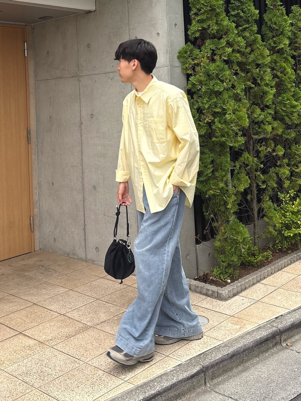 イエロー系のシャツ/ブラウス、ホワイト系のTシャツ/カットソー、ブルー系のデニムパンツを着用したメンズの春コーディネートの2枚目の写真