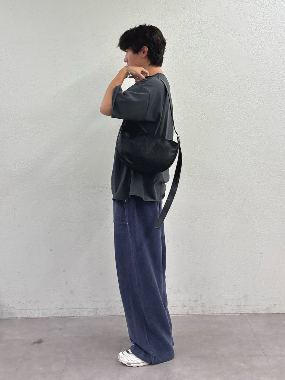 グレー系のTシャツ/カットソー、ブラック系のショルダーバッグ、ブルー系のスウェットパンツを着用したメンズの夏コーディネートの2枚目の写真