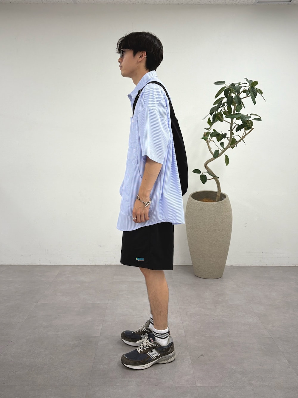 ブルー系のシャツ/ブラウス、ブラック系のショルダーバッグ、ブラック系のその他パンツを着用したメンズの夏コーディネートの2枚目の写真