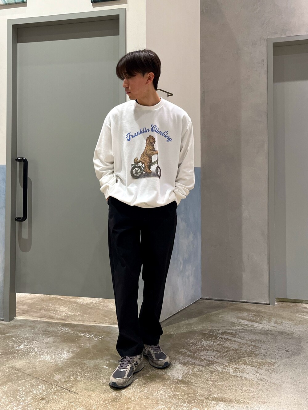 ブラック系のその他パンツ、グレー系のスニーカー、ホワイト系のスウェットを着用したメンズの冬コーディネートの2枚目の写真