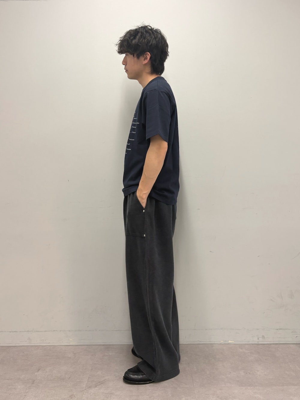 ブルー系のTシャツ/カットソー、ブラック系のスウェットパンツを着用したメンズの春コーディネートの2枚目の写真