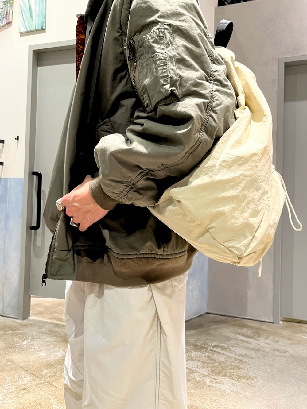 ブラウン系のローファー、グレー系のカーゴパンツ、グリーン系のMA-1を着用したメンズの冬コーディネートの3枚目の写真