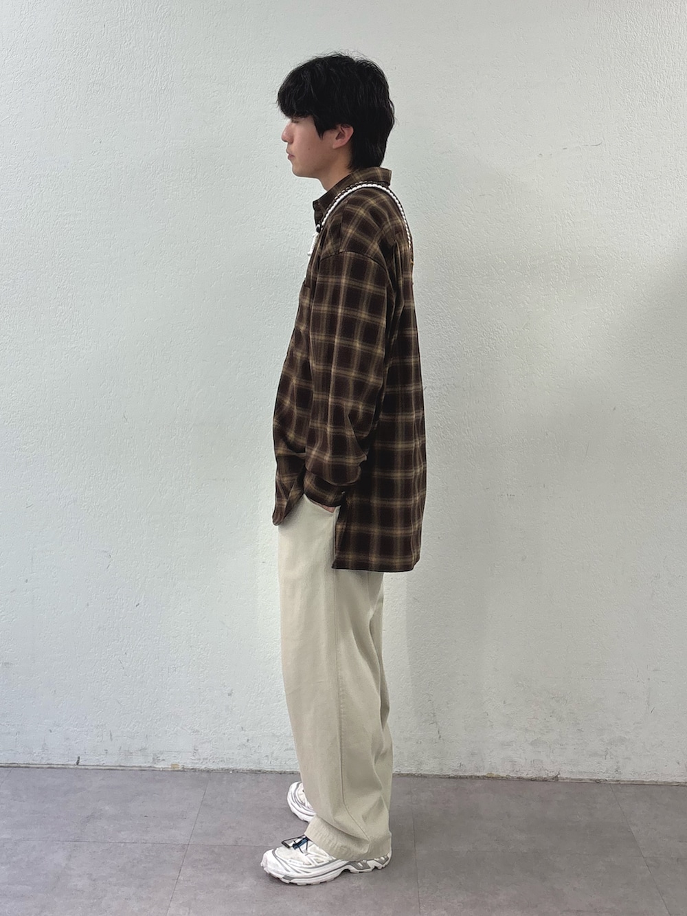 ブラウン系のシャツ/ブラウス、ブラウン系のショルダーバッグ、ホワイト系のチノパンツを着用したメンズの春コーディネートの2枚目の写真