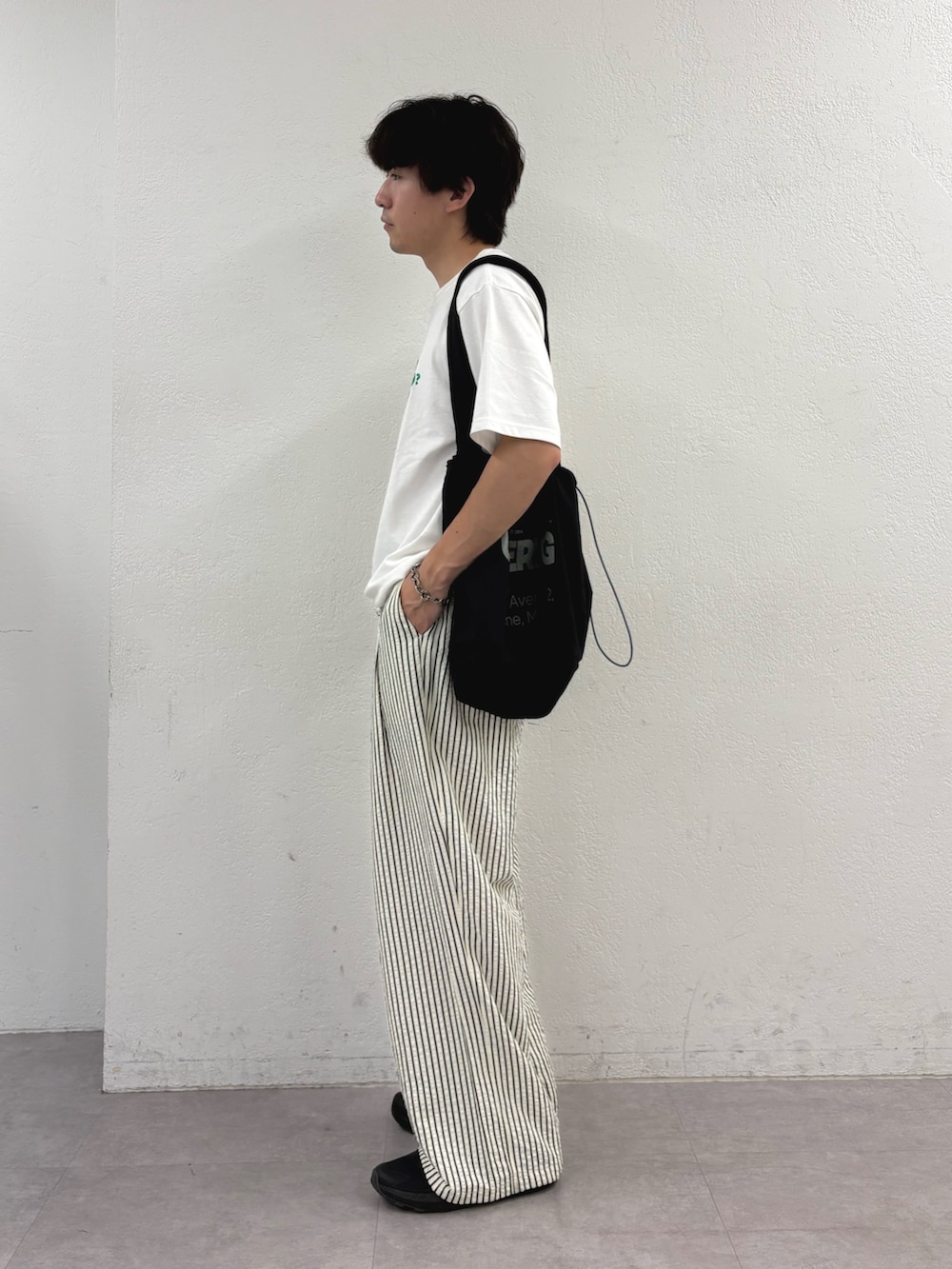 ホワイト系のTシャツ/カットソー、ブラック系のトートバッグ、ホワイト系のその他パンツを着用したメンズの夏コーディネートの2枚目の写真