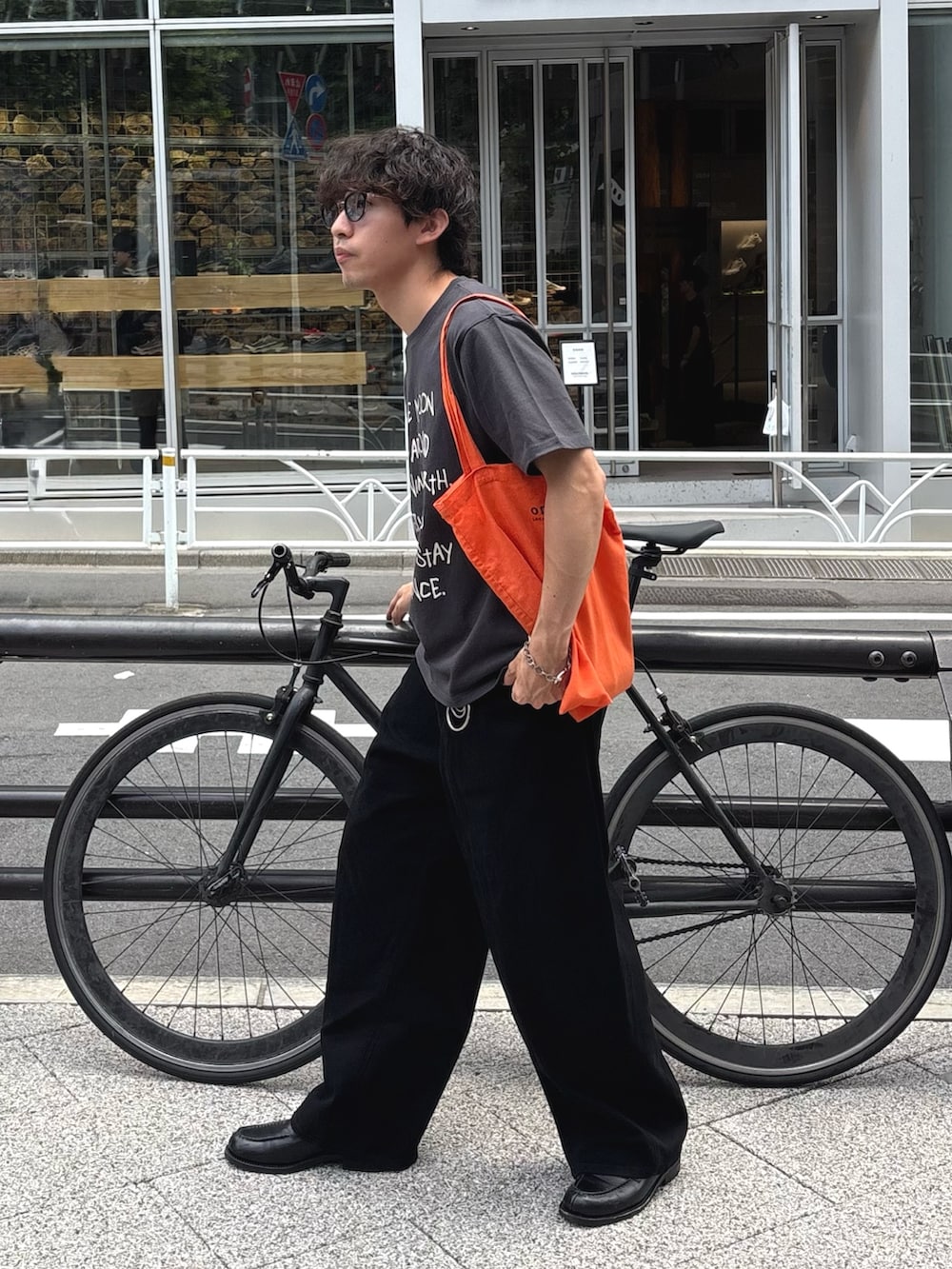 ブラック系のTシャツ/カットソー、ブラック系のデニムパンツを着用したメンズの夏コーディネートの2枚目の写真