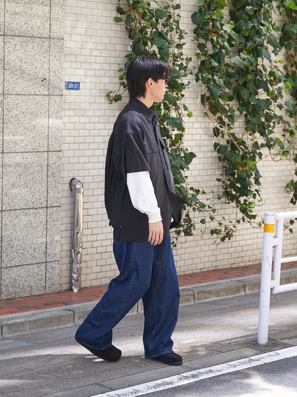 ブラック系のシャツ/ブラウス、ブルー系のデニムパンツを着用したメンズの春コーディネートの2枚目の写真