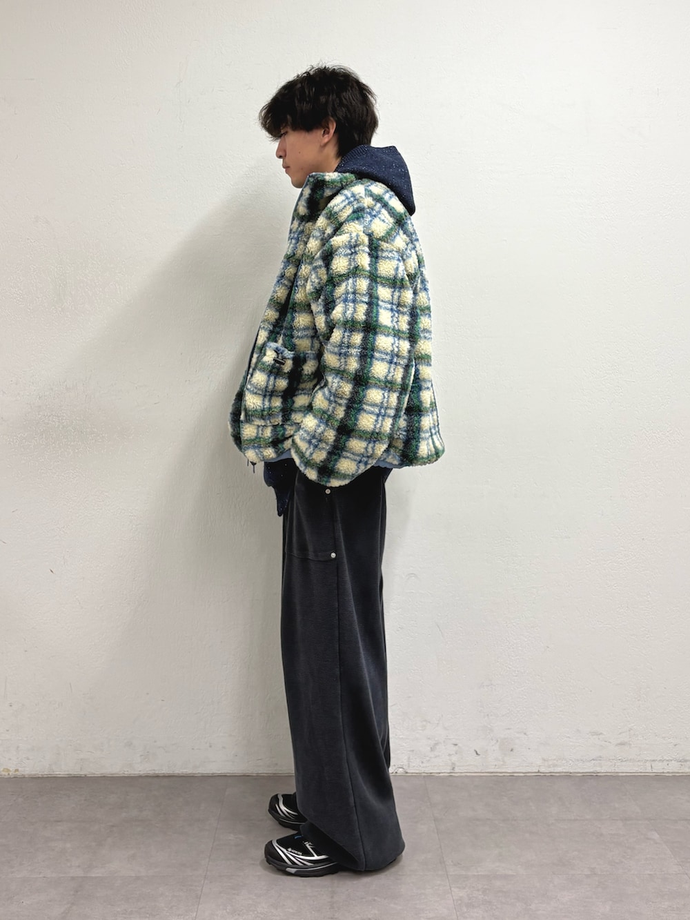 ブルー系のブルゾン、ブルー系のパーカー、ブラック系のスウェットパンツを着用したメンズの夏コーディネートの2枚目の写真