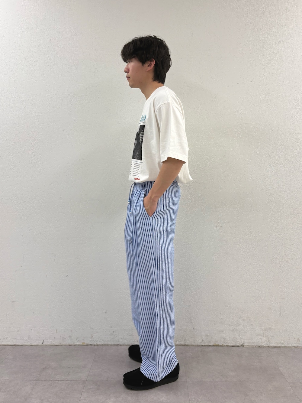 ベージュ系のその他パンツ、ホワイト系のTシャツ/カットソーを着用したメンズの春コーディネートの2枚目の写真