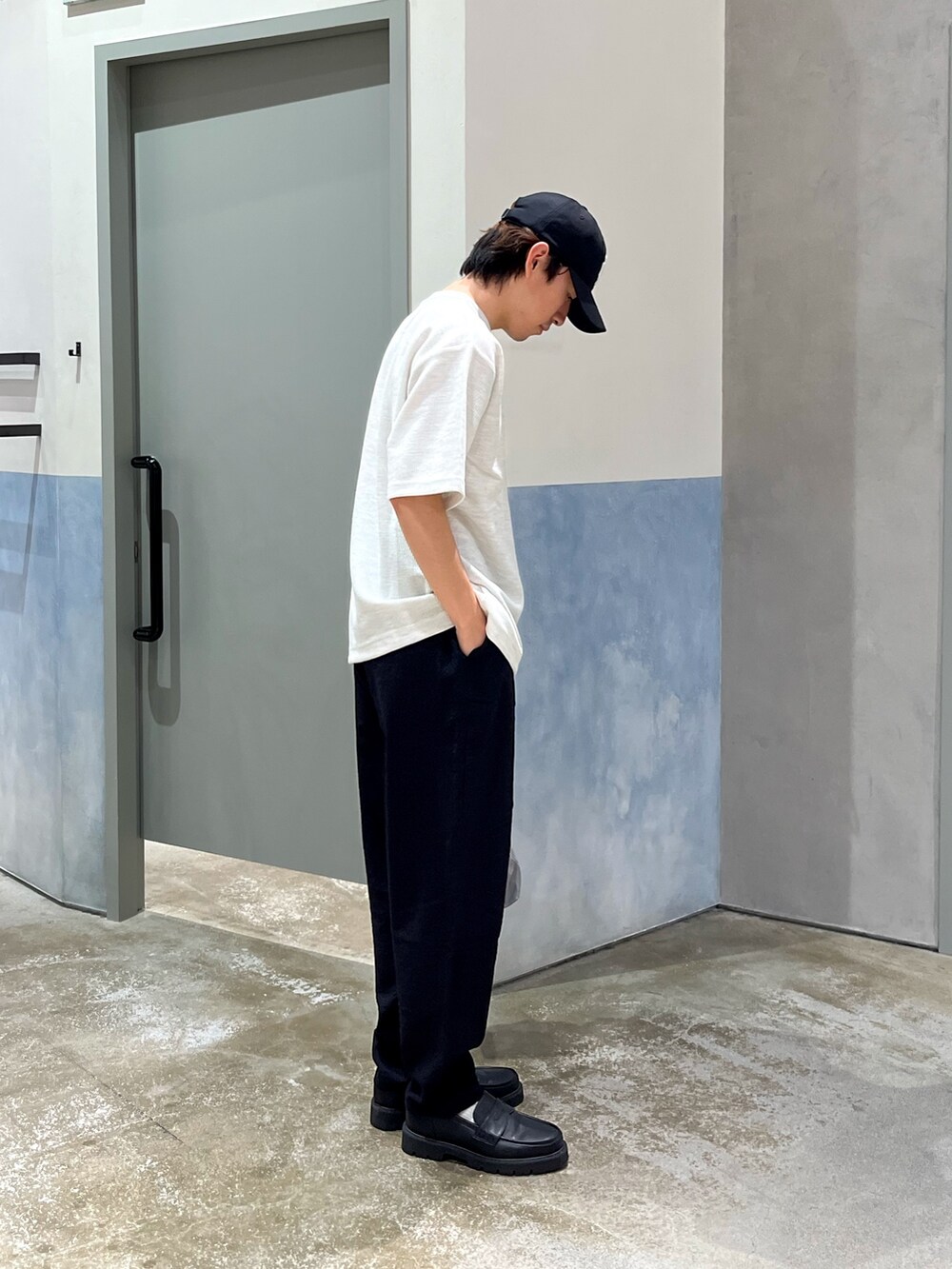 グレー系のTシャツ/カットソー、ブラック系のその他パンツ、ブラック系のローファーを着用したメンズの夏コーディネートの2枚目の写真