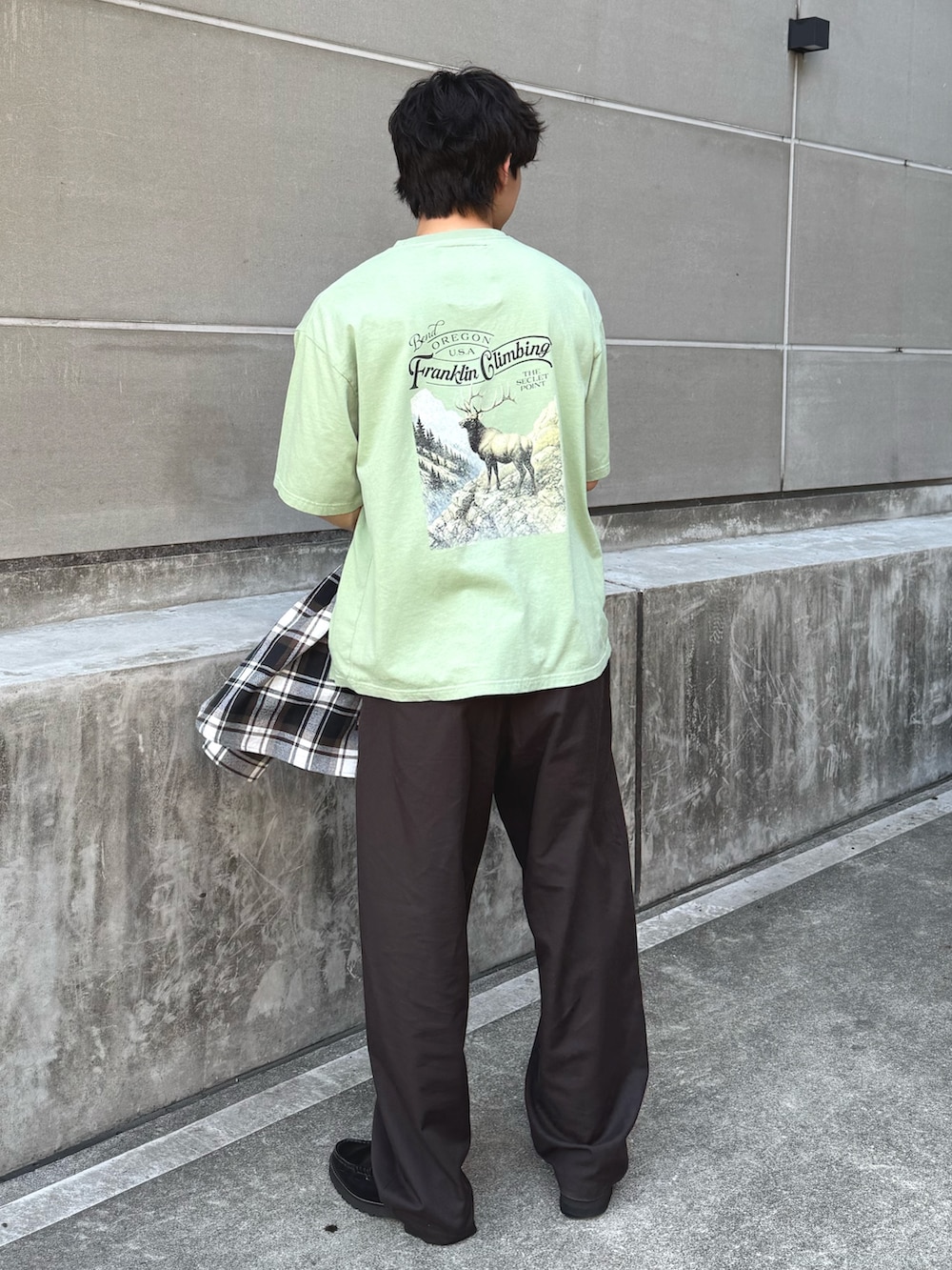 グリーン系のTシャツ/カットソーを着用したメンズの春コーディネートの2枚目の写真