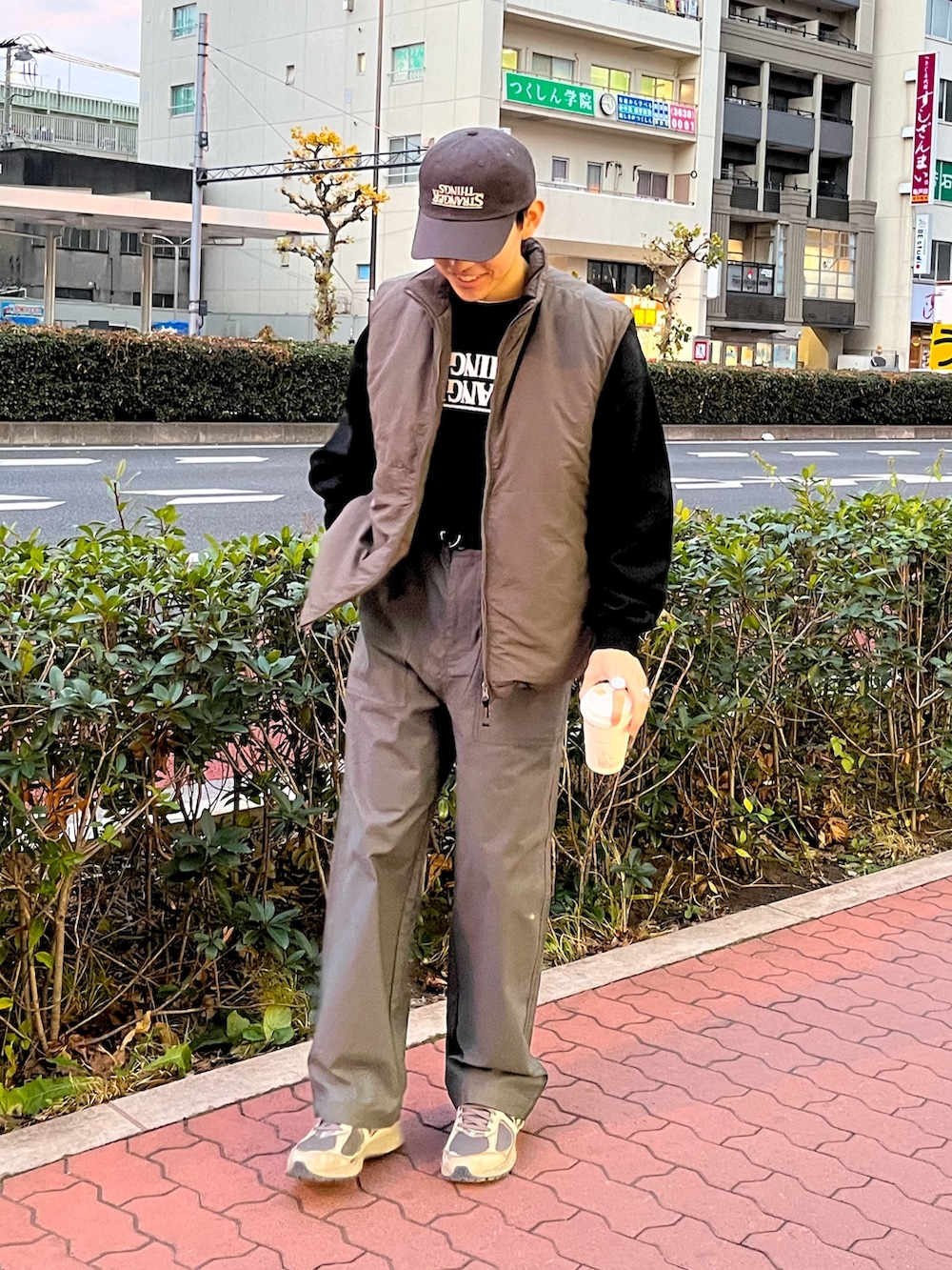 グレー系のスニーカー、グレー系のその他パンツ、グレー系のベストを着用したメンズの冬コーディネートの2枚目の写真