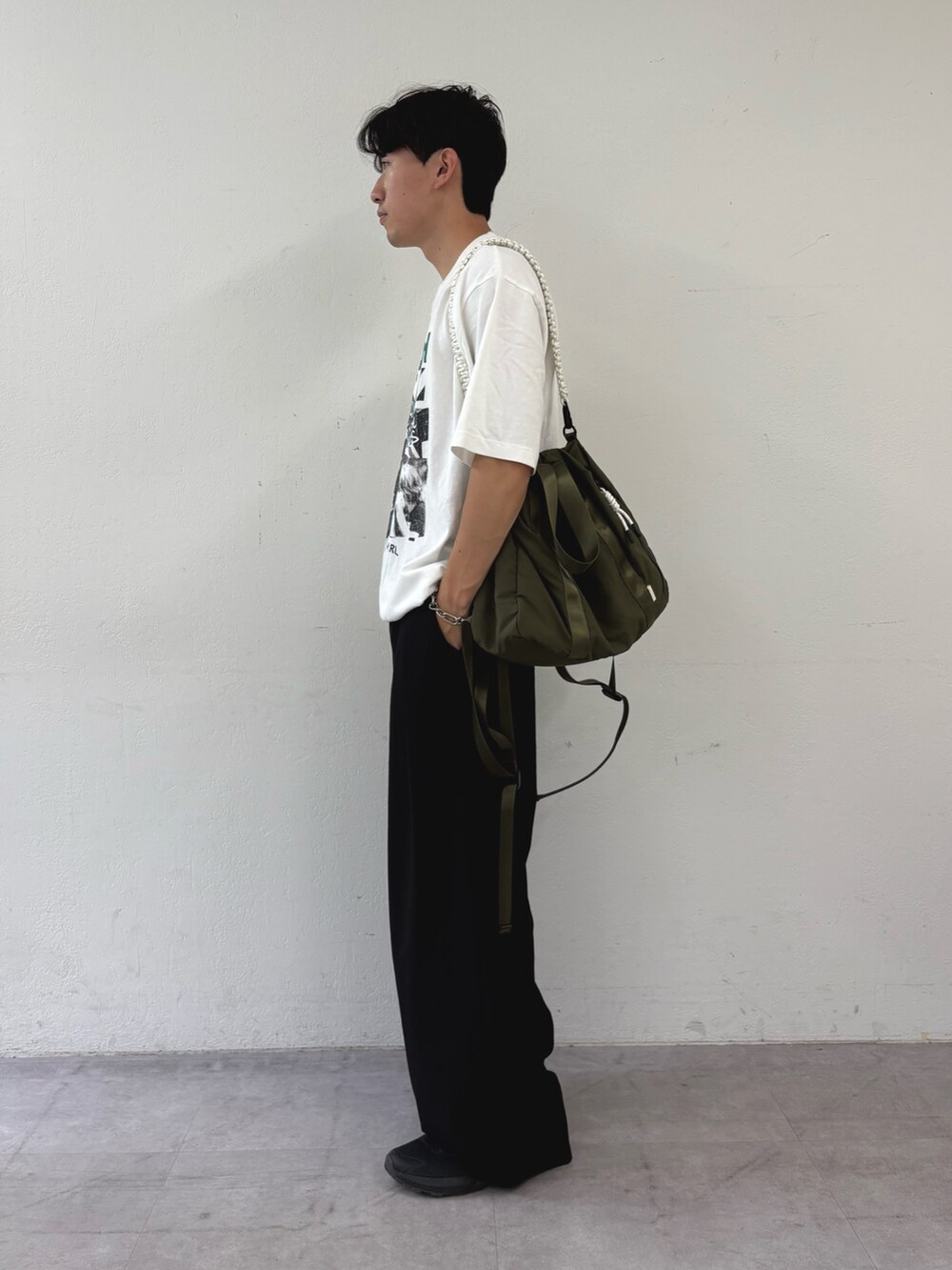 ホワイト系のTシャツ/カットソー、ブラック系のスラックスを着用したメンズの秋コーディネートの2枚目の写真