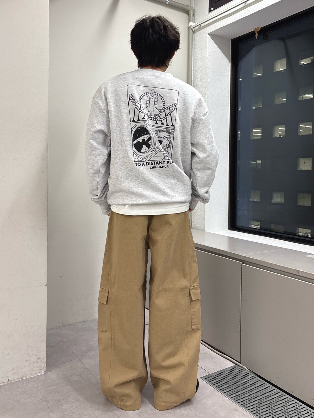 グレー系のスウェット、ベージュ系のカーゴパンツを着用したメンズの冬コーディネートの3枚目の写真