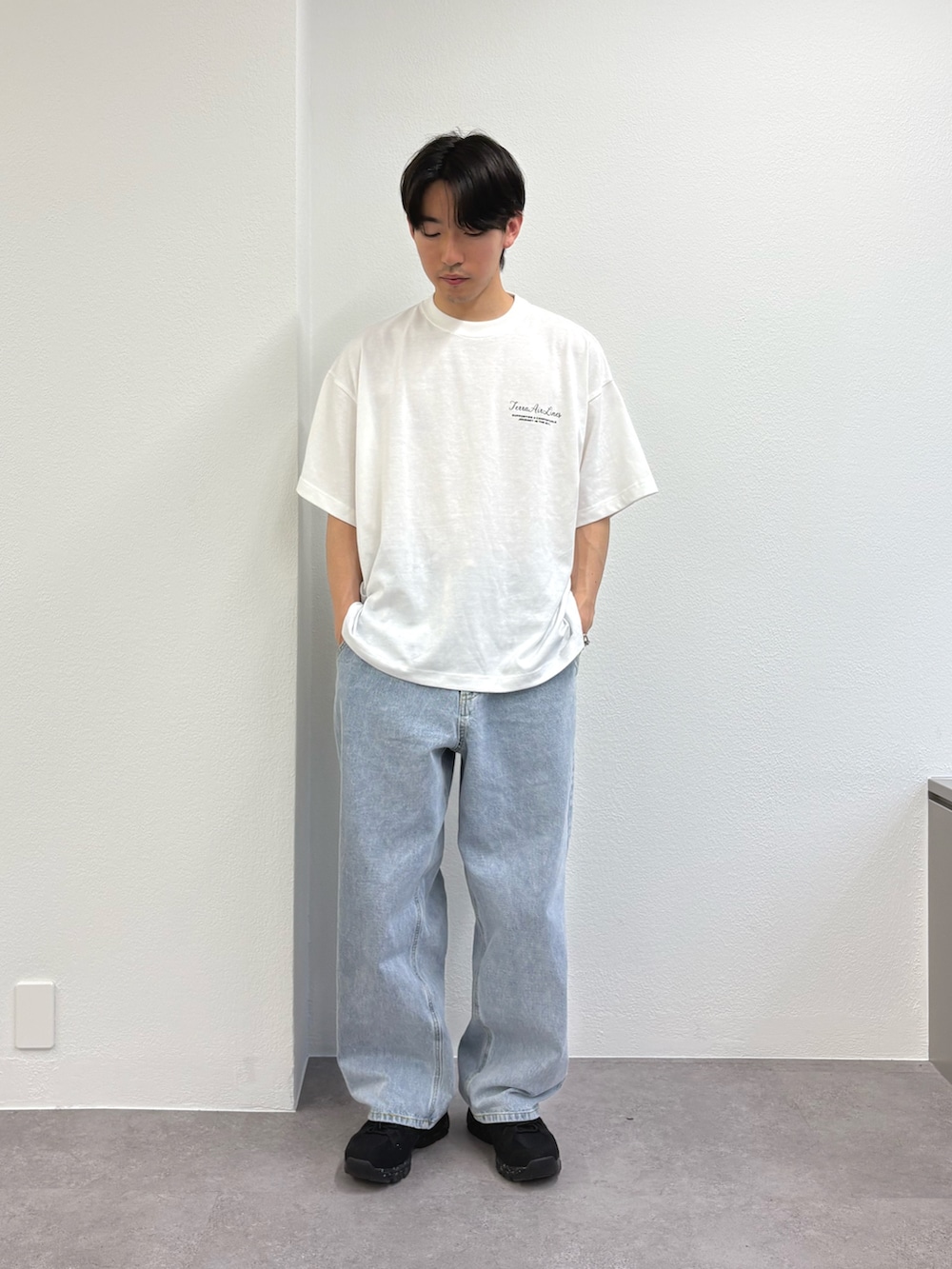 ブラック系のベスト、ホワイト系のTシャツ/カットソー、ブルー系のデニムパンツを着用したメンズの夏コーディネートの3枚目の写真
