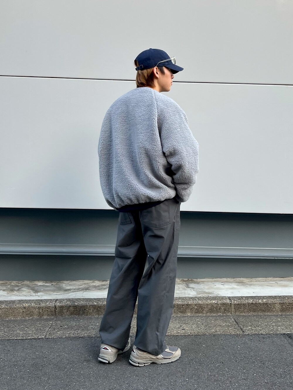 グレー系のスニーカー、グレー系のその他パンツ、グレー系のブルゾンを着用したメンズの冬コーディネートの2枚目の写真