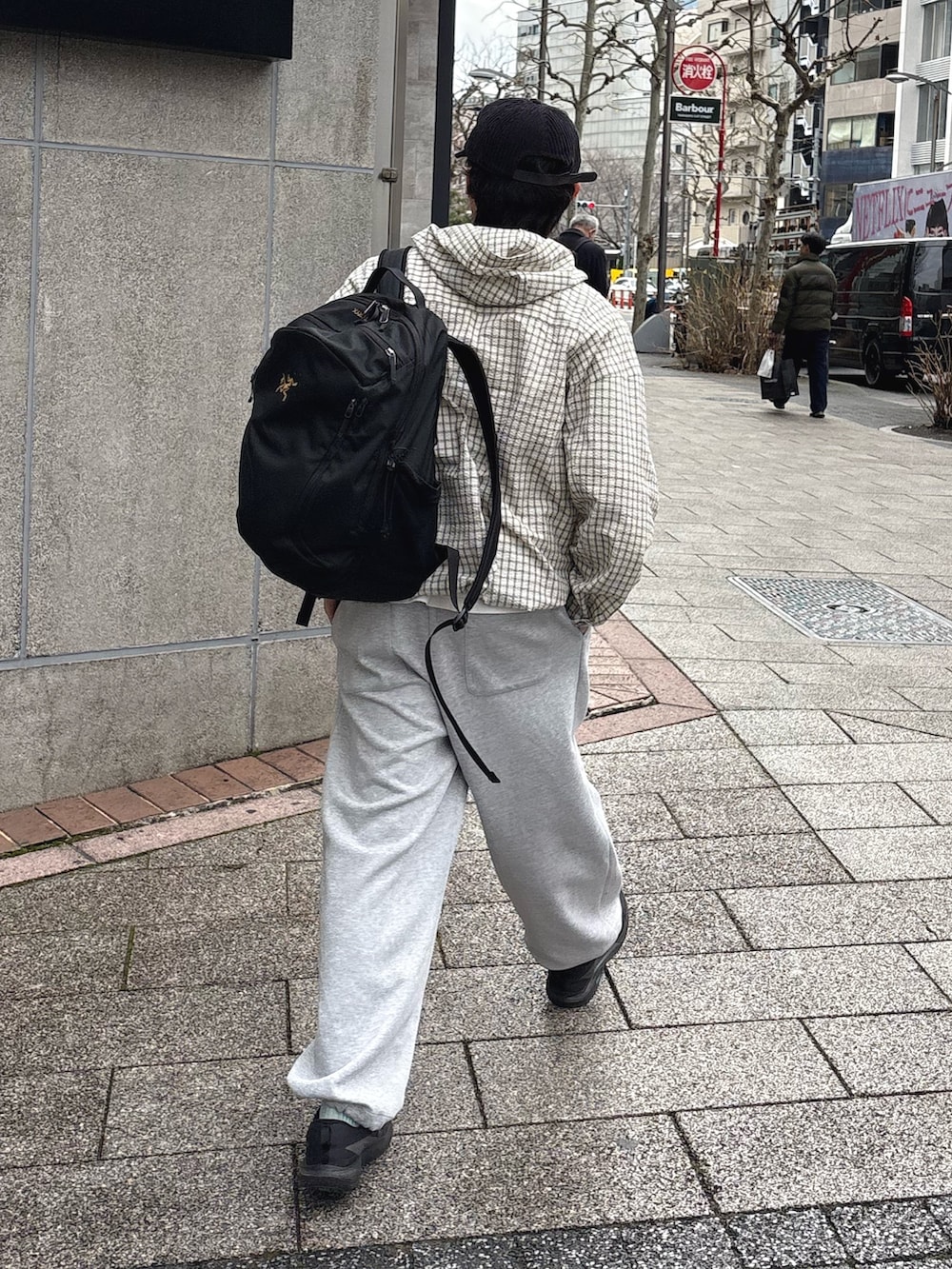 ホワイト系のパーカーを着用したメンズの冬コーディネートの2枚目の写真