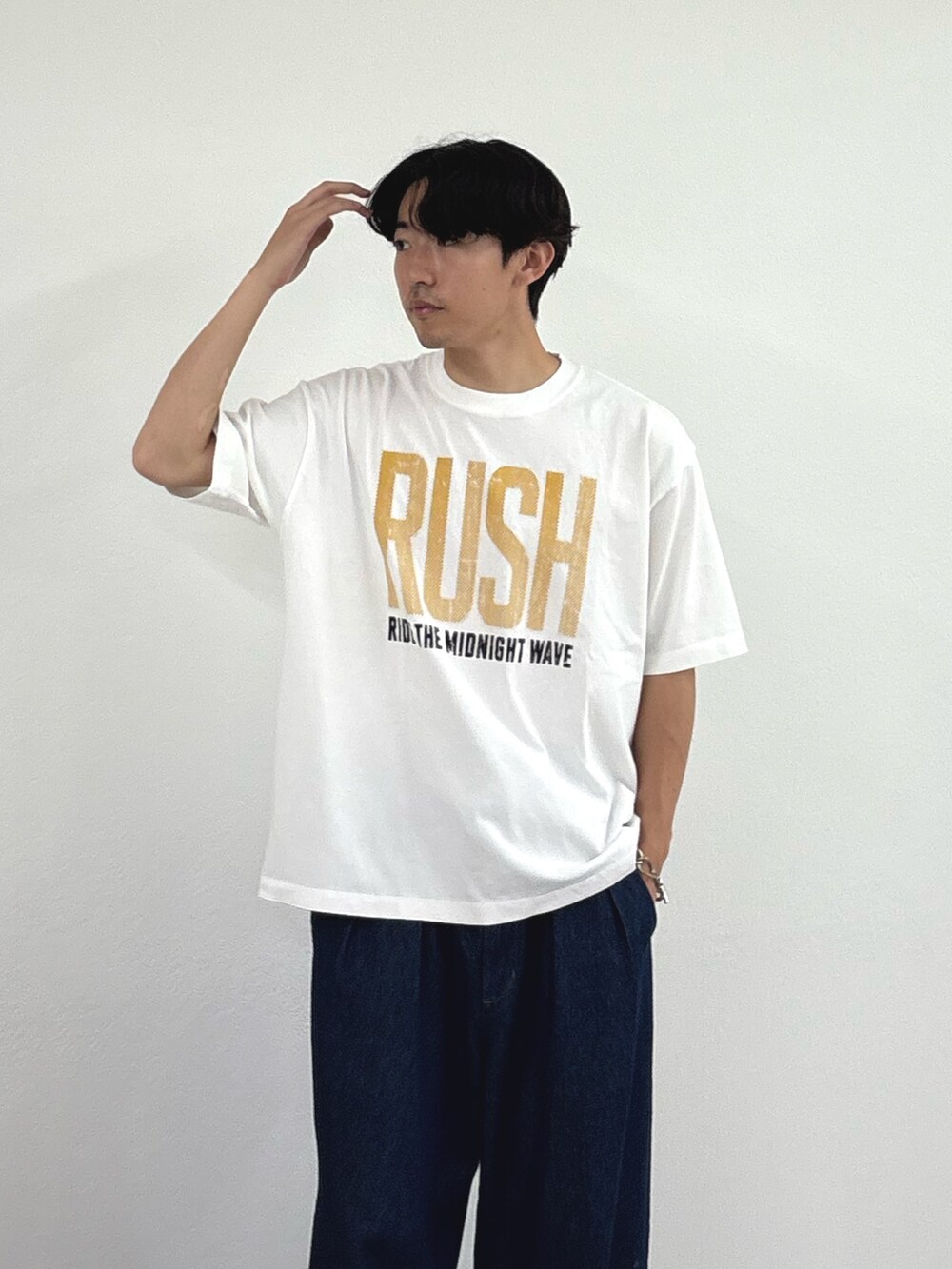 ホワイト系のTシャツ/カットソー、ブルー系のデニムパンツ、ブラウン系のシャツ/ブラウスを着用したメンズの夏コーディネートの3枚目の写真
