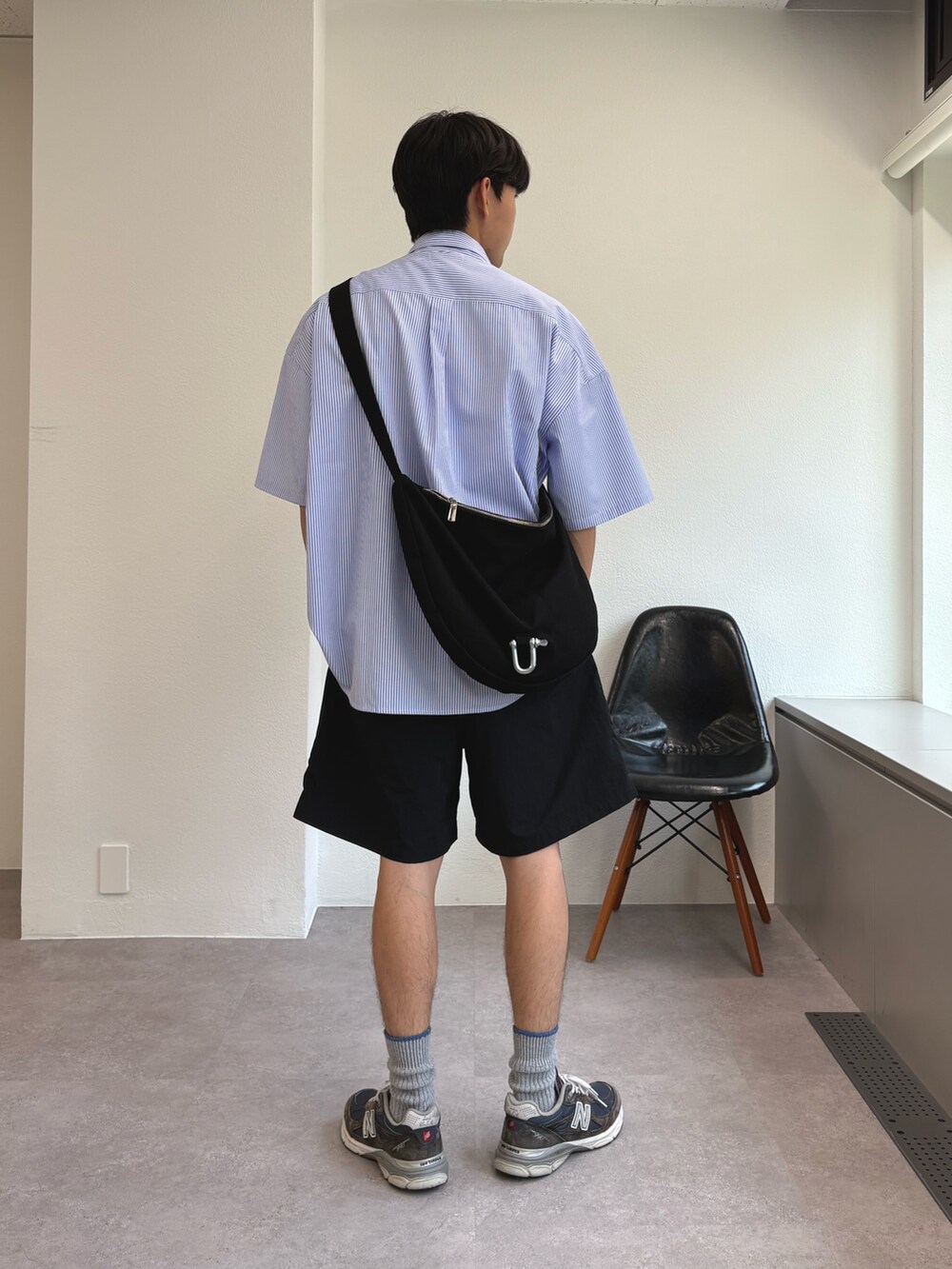 ブラック系のショルダーバッグ、ブルー系のシャツ/ブラウス、ブラック系のその他パンツを着用したメンズの夏コーディネートの3枚目の写真