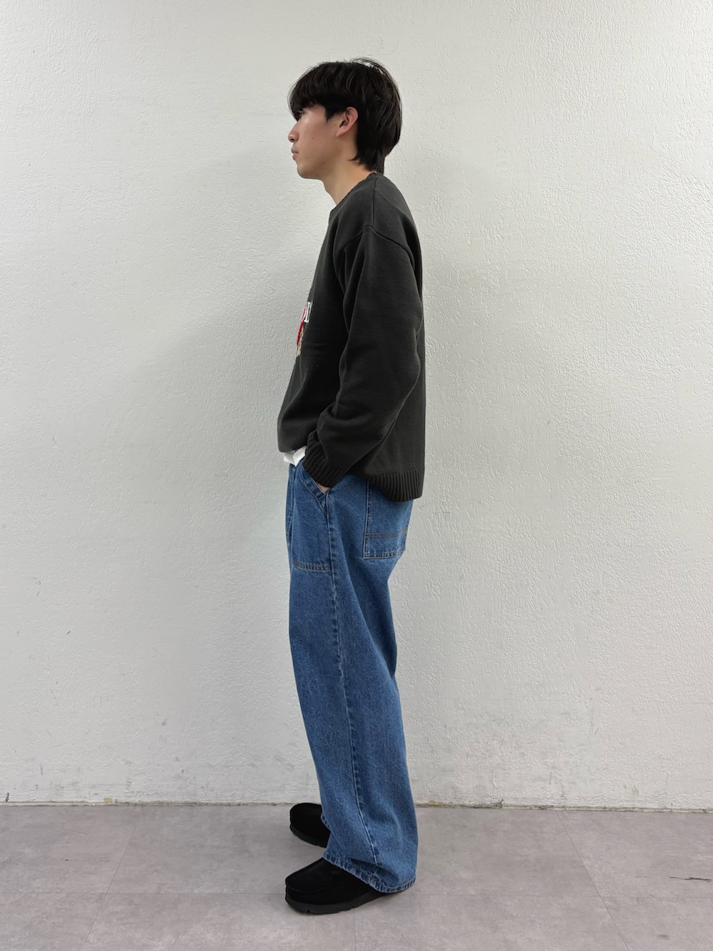 グレー系のニット/セーター、ブルー系のデニムパンツを着用したメンズの冬コーディネートの2枚目の写真