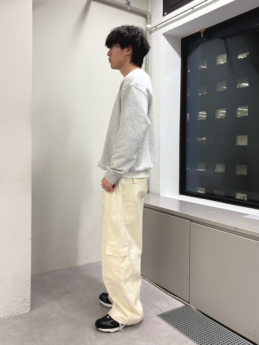 グレー系のスウェット、ホワイト系のカーゴパンツを着用したメンズの冬コーディネートの2枚目の写真