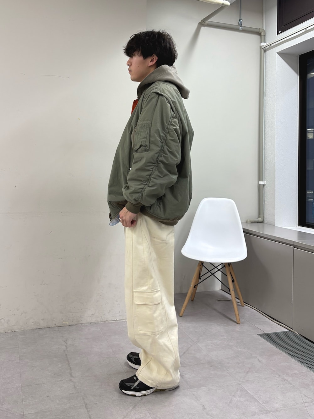 ベージュ系のパーカー、グリーン系のMA-1、ベージュ系のシャツ/ブラウスを着用したメンズの冬コーディネートの2枚目の写真