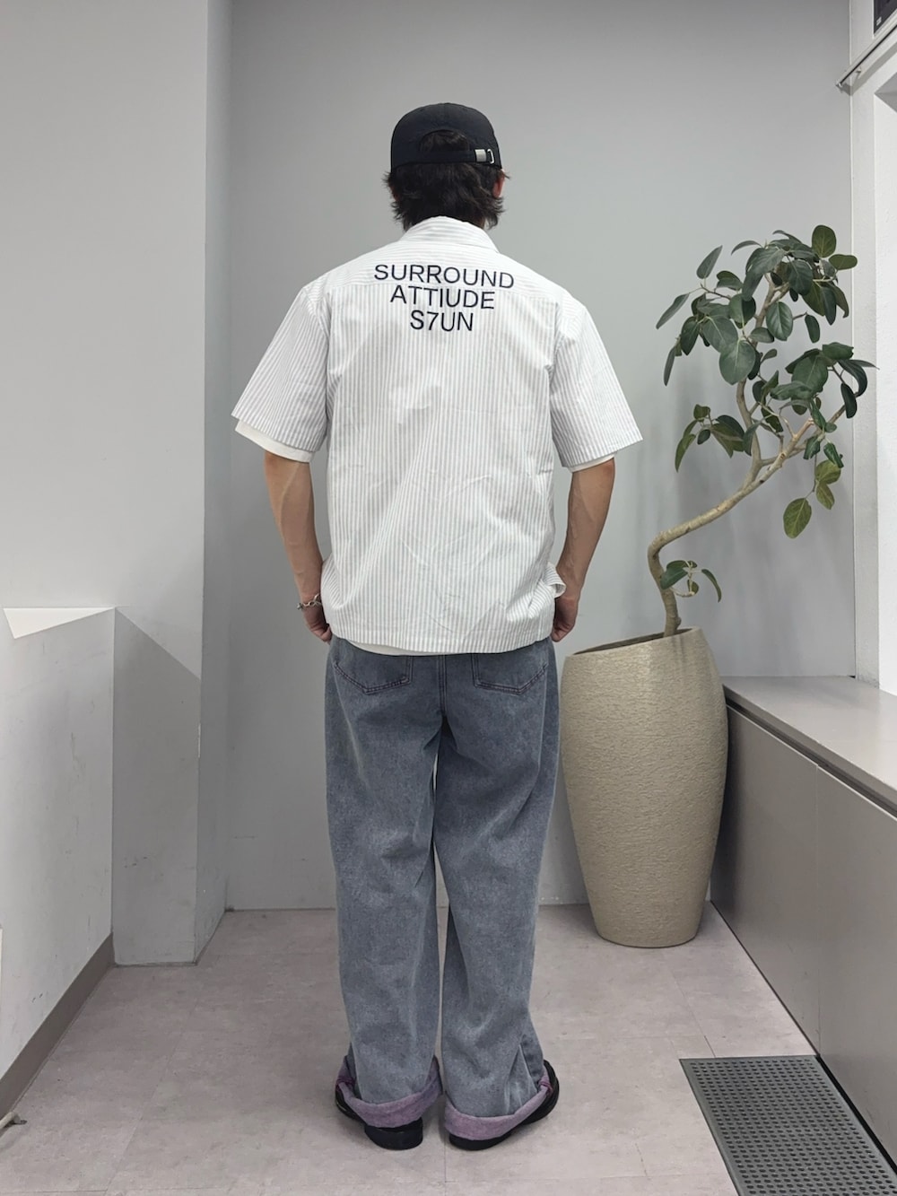 ホワイト系のシャツ/ブラウス、ピンク系のデニムパンツ、ブラック系のハットを着用したメンズの春コーディネートの2枚目の写真