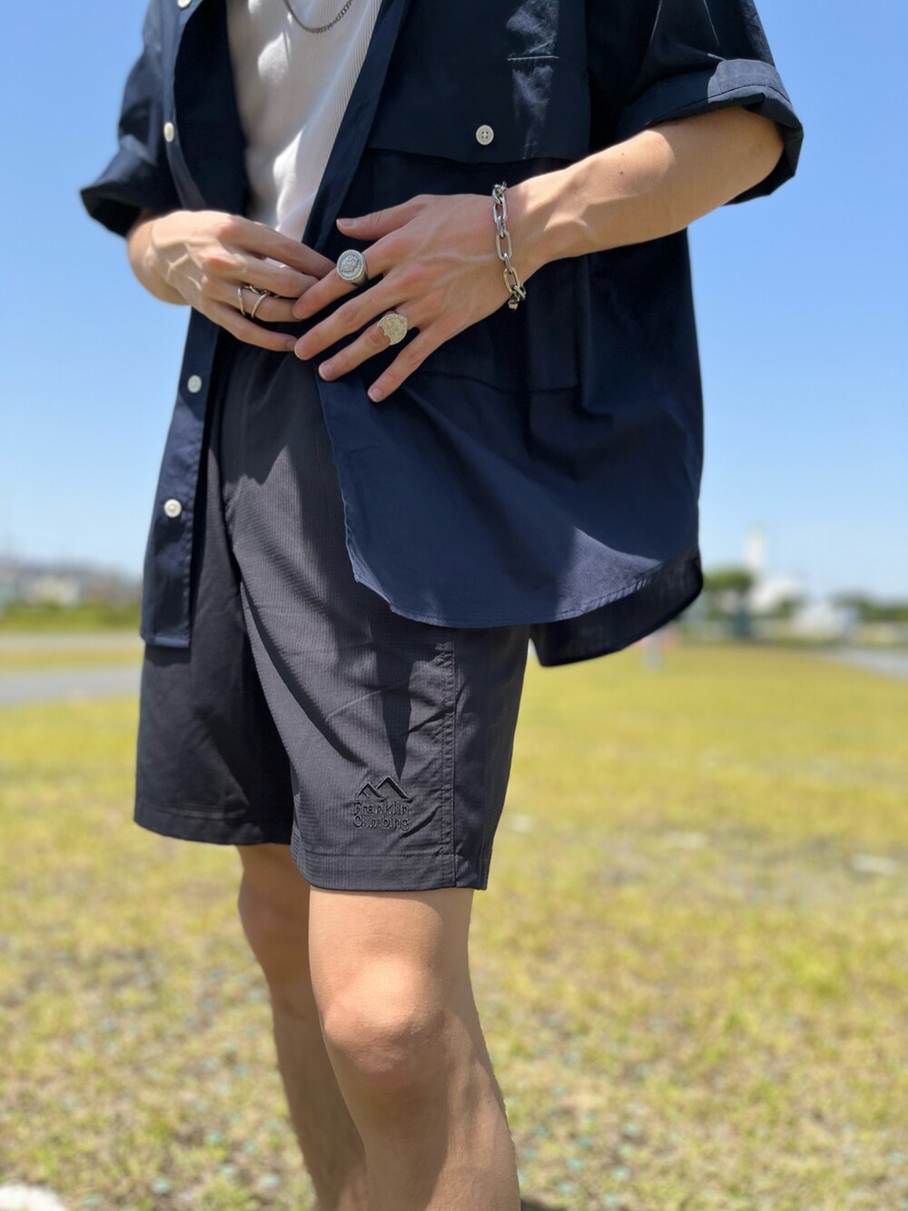 ホワイト系のトップス、ベージュ系のシャツ/ブラウス、ホワイト系のトップスを着用したメンズの夏コーディネートの4枚目の写真