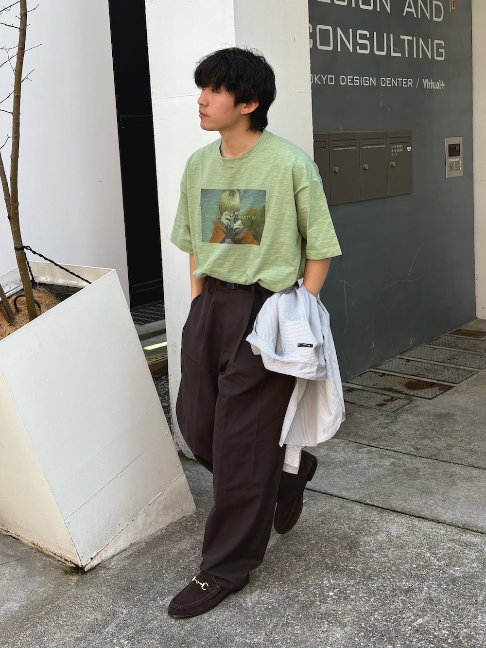 グリーン系のTシャツ/カットソーを着用したメンズの春コーディネートの2枚目の写真