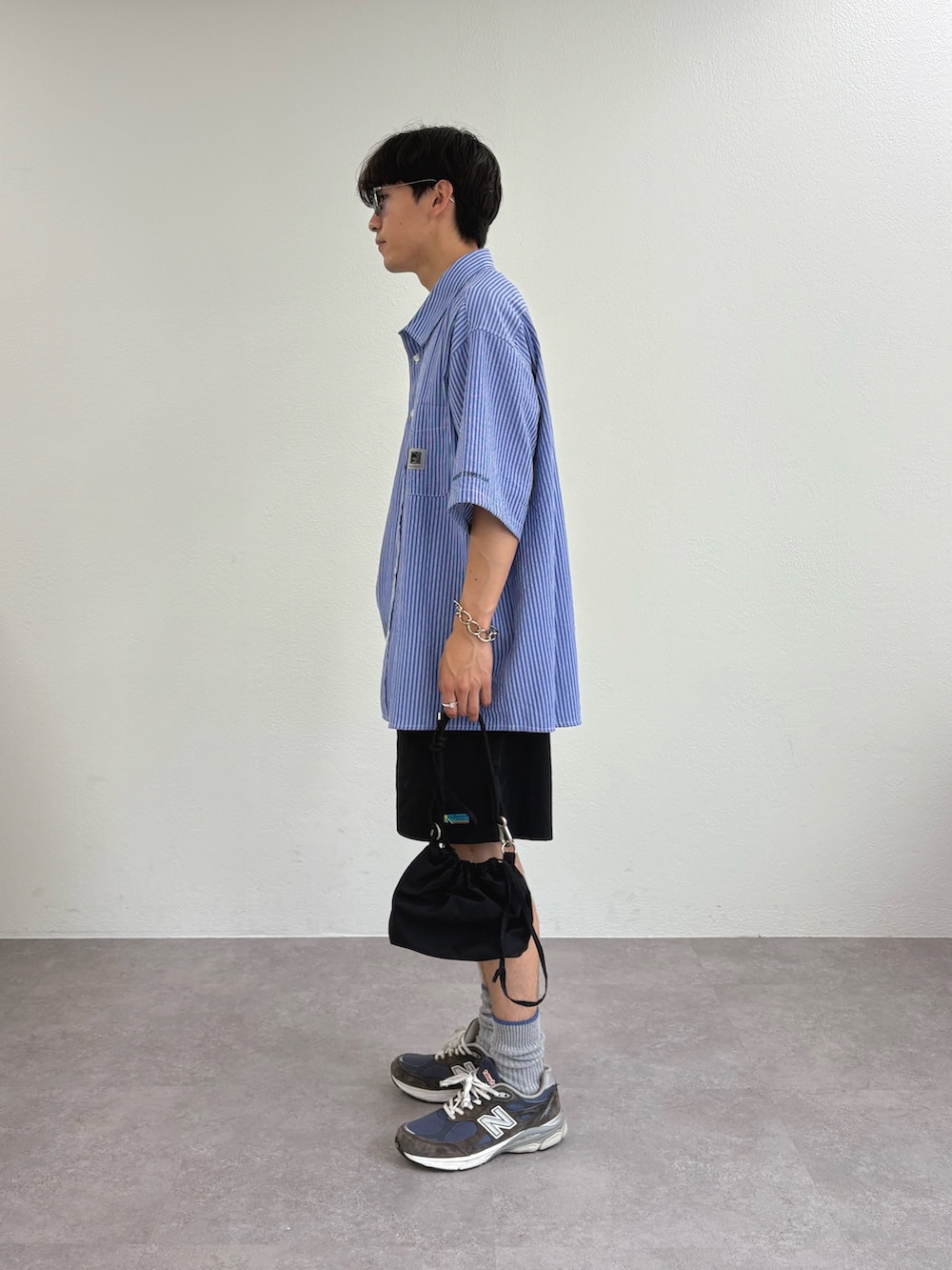 ブルー系のシャツ/ブラウス、ホワイト系のTシャツ/カットソー、ブラック系のその他パンツを着用したメンズの夏コーディネートの2枚目の写真