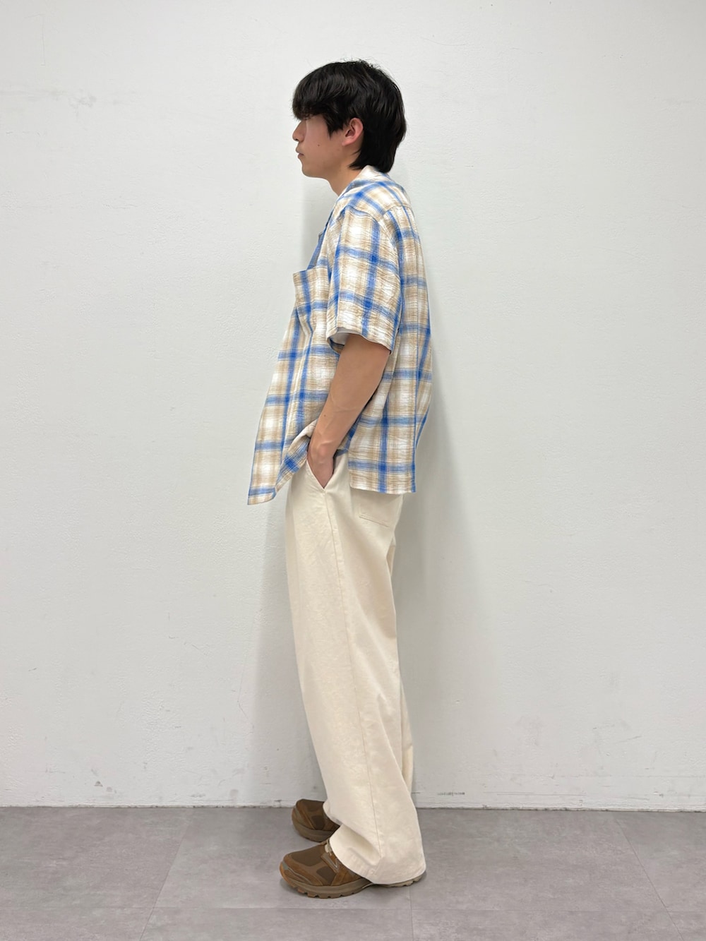 ベージュ系のシャツ/ブラウス、ホワイト系のTシャツ/カットソー、ホワイト系のデニムパンツを着用したメンズの春コーディネートの2枚目の写真
