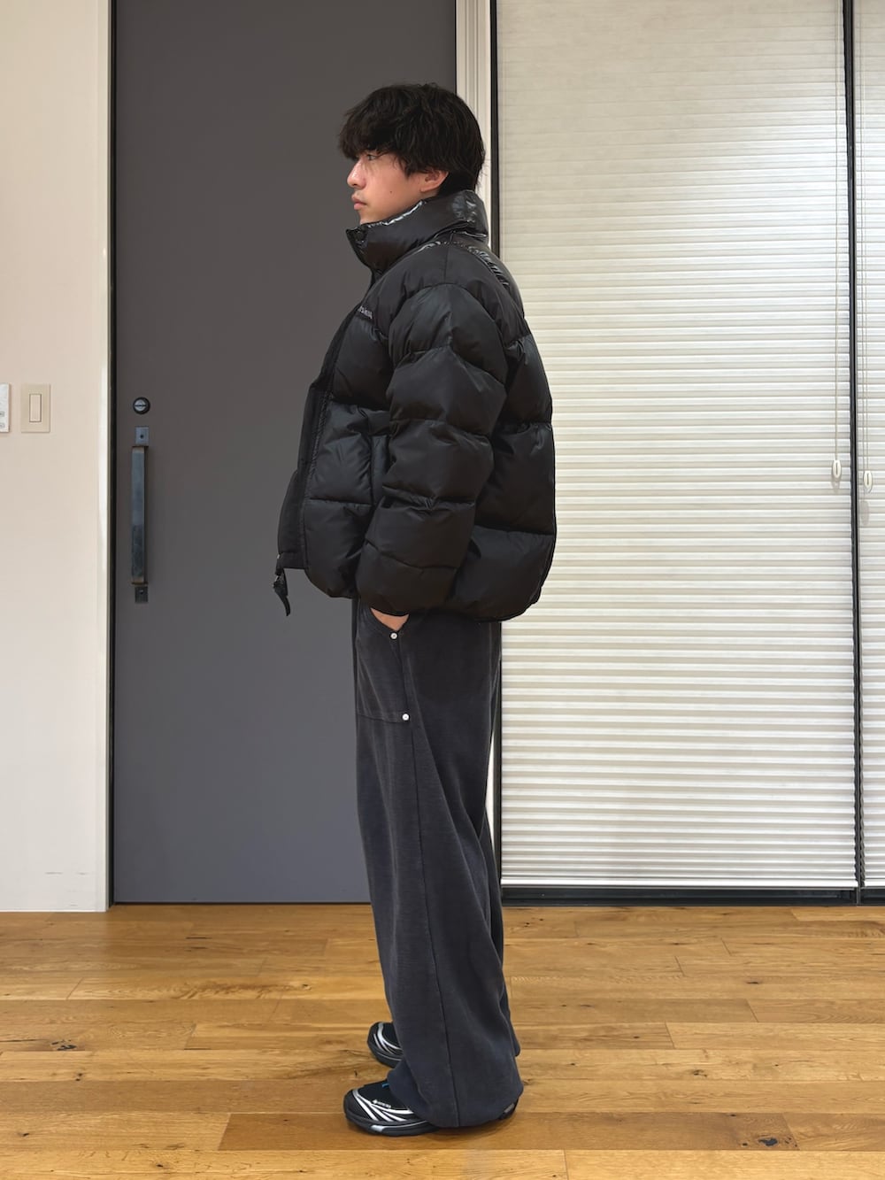 ブラック系のダウンジャケット/コート、ブラック系のスウェットパンツを着用したメンズの夏コーディネートの2枚目の写真