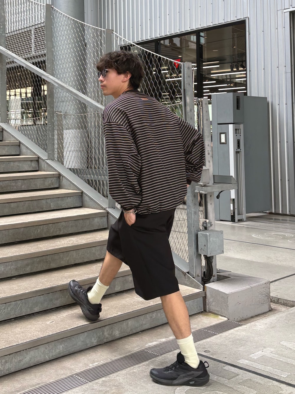 ブラック系のTシャツ/カットソー、ブラック系のその他パンツを着用したメンズの夏コーディネートの2枚目の写真